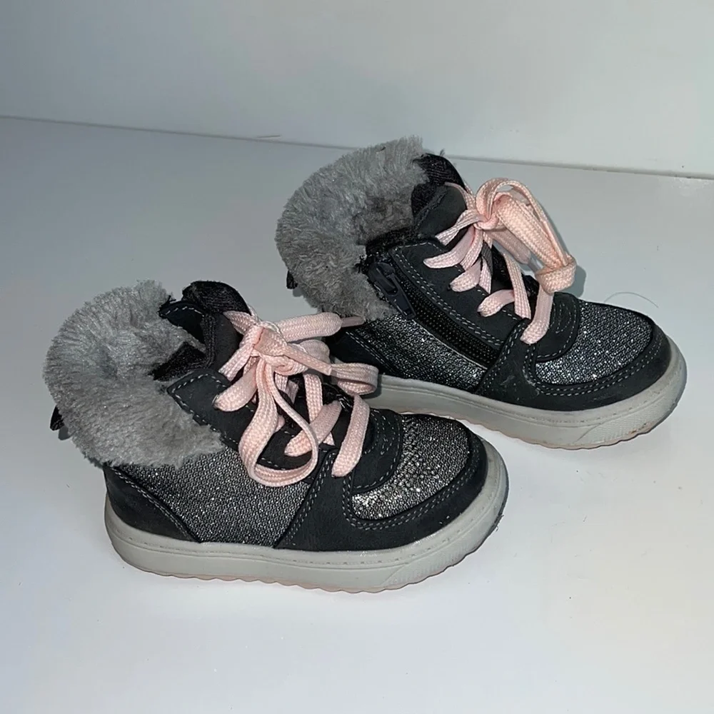 Oshkosh b’gosh sporty-01 faux fur winter shoes. Super cute and comfy. Size 5